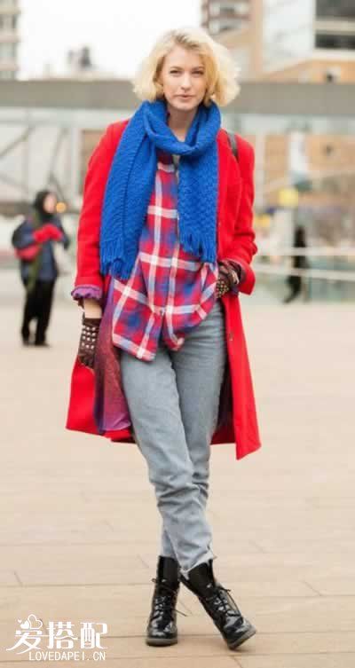 红色大衣+蓝色围巾